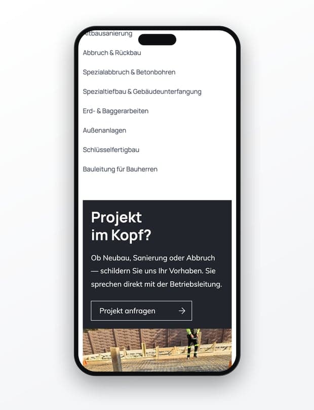 Eine Leistungsseite von Bialke Bau auf einem Handy, mit der Liste der Gewerke und dem Anfrageknopf.