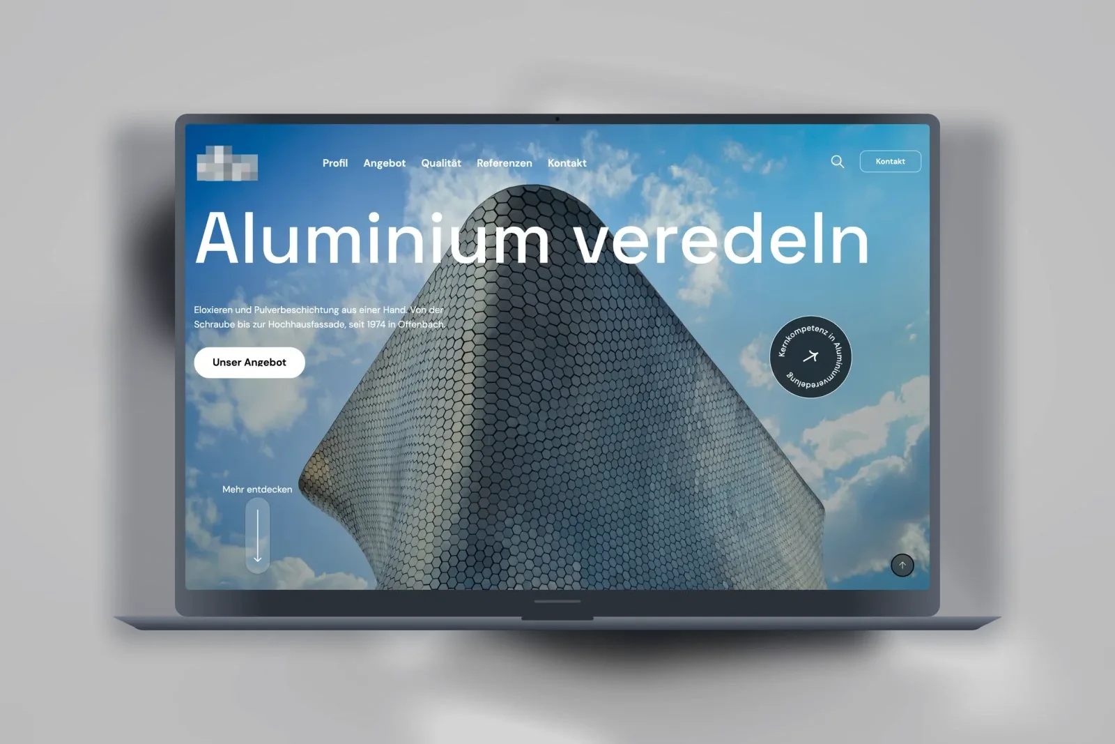 Projekt für einen Betrieb der Oberflächentechnik, die Startseite auf einem MacBook
