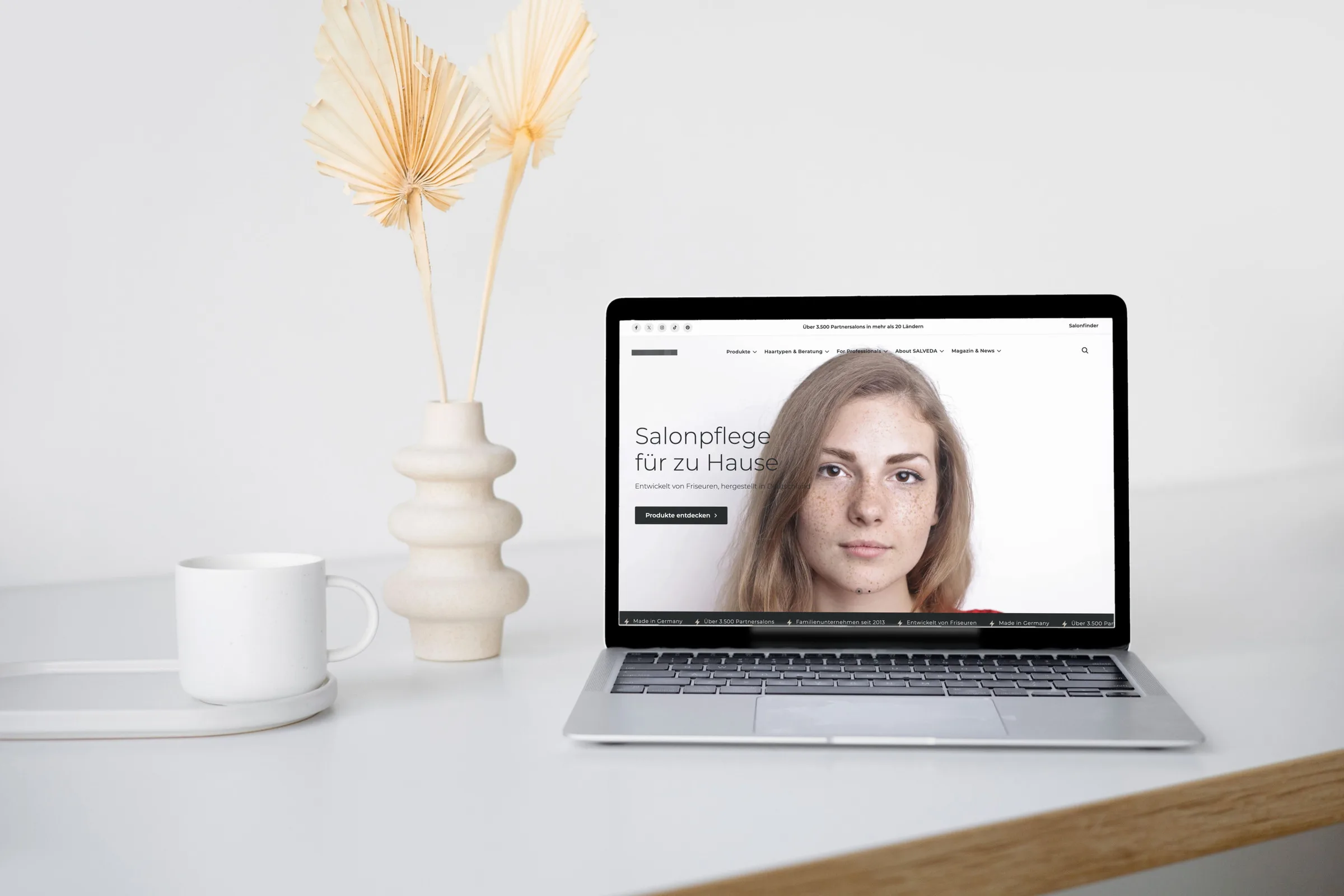 Projekt für einen Onlineshop für Haarpflegeprodukte, am Schreibtisch