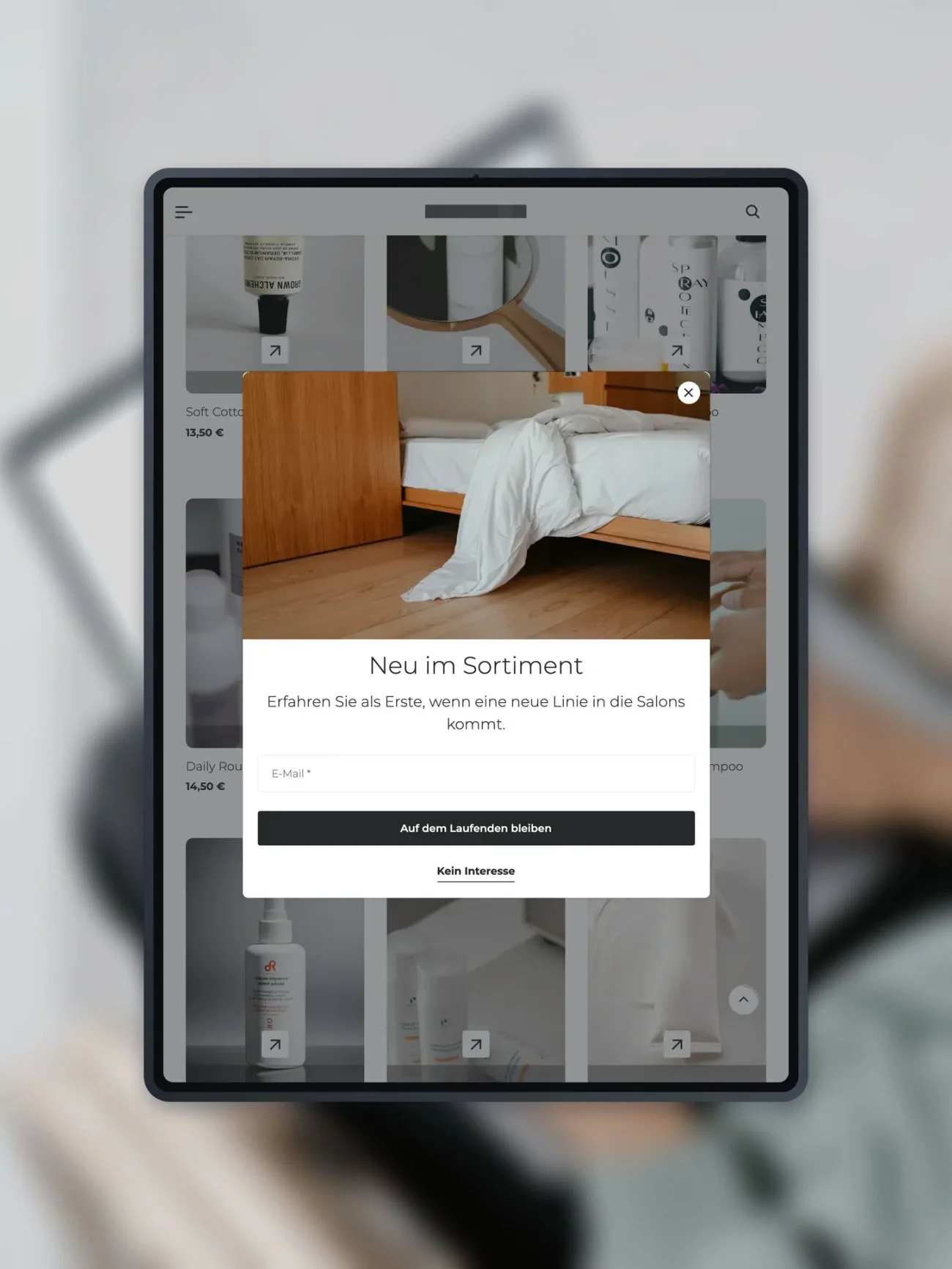 Projekt für einen Onlineshop für Haarpflegeprodukte, die Startseite weiter unten auf einem iPad